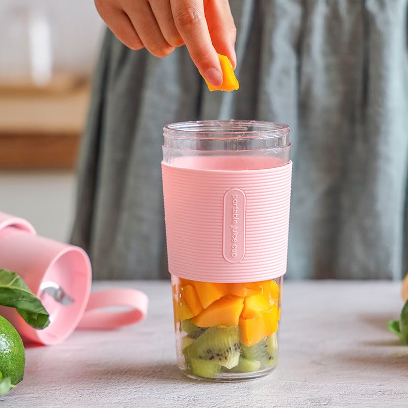 Blender cup for fruits and drinks كُوبُ الخَلَّاطِ لِلْفَوَاكِهِ وَالْمَشْرُوبَاتِ