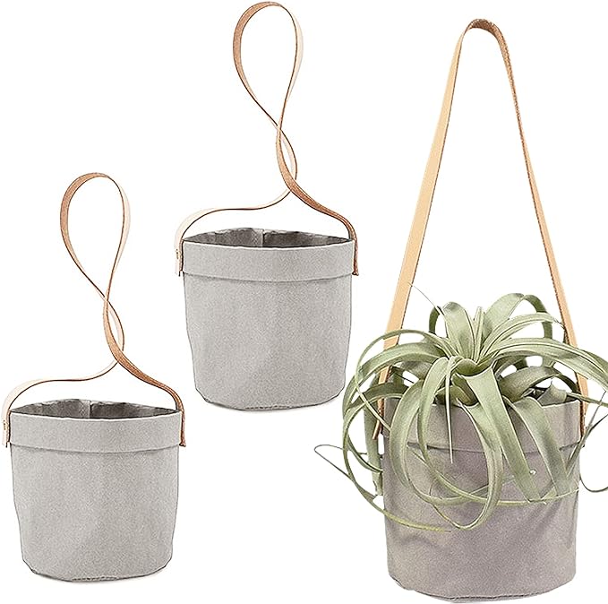 Versatile, water-resistant storage bag  حَقِيبَةُ تَخْزِينٍ مُتَعَدِّدَةُ الاسْتِخْدَامَاتِ وَمُقَاوِمَةٌ لِلْمَاءِ