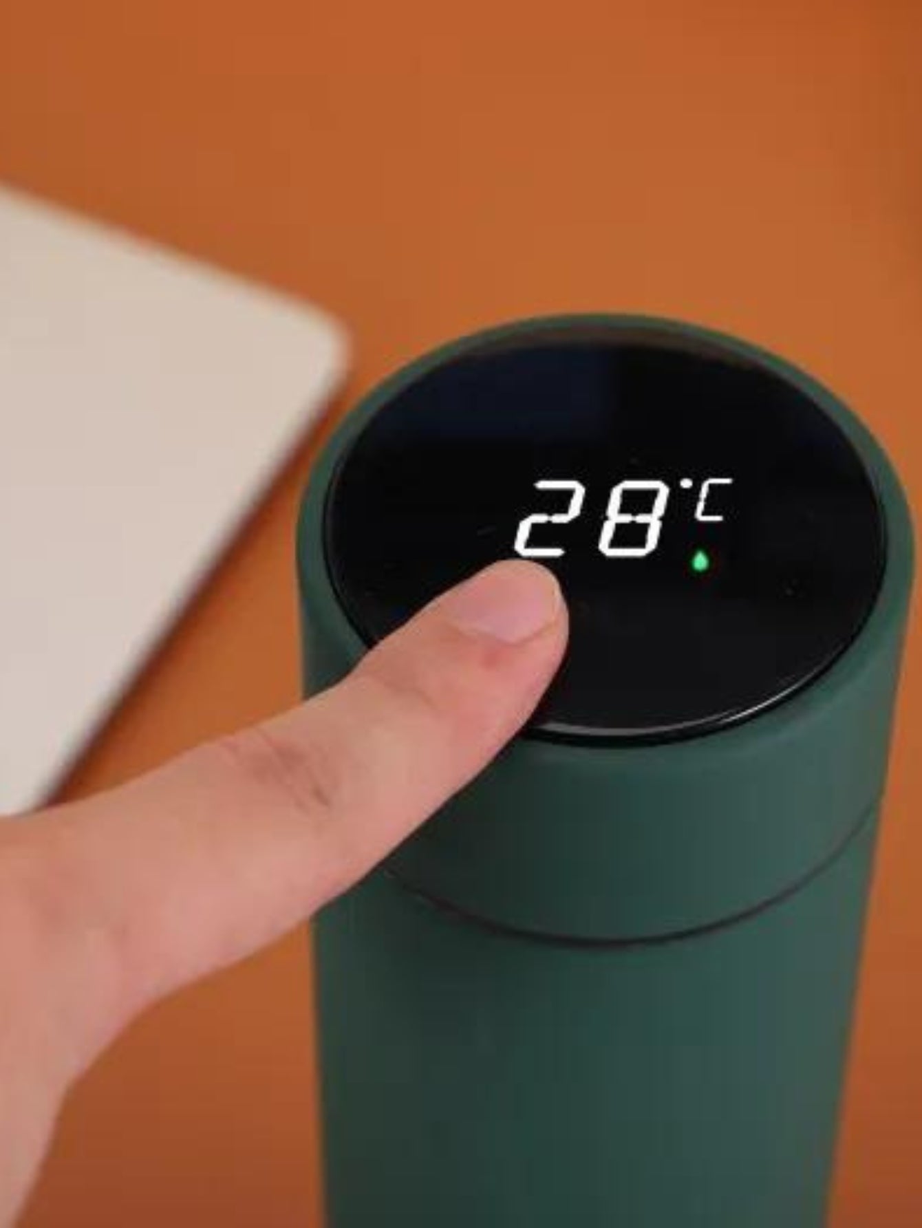 Smart cup with LED screen كوب ذكي بشاشة LED